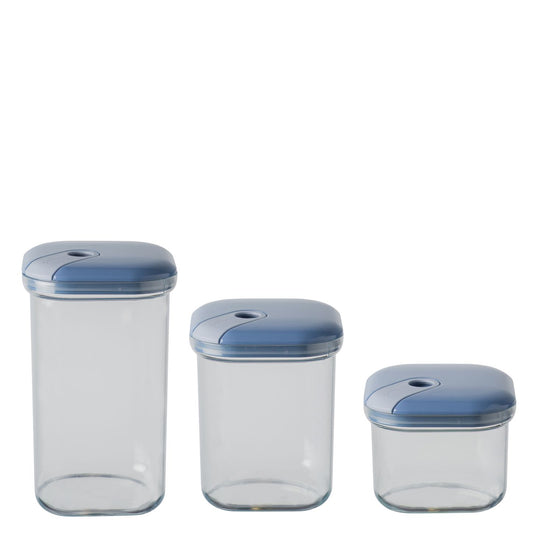 Set di 3 barattoli ermetici quadrati in plastica trasparente per alimenti con coperchio di colore blu avio. Tre diverse capacità per conservare alimenti secchi e godere di una dispensa sempre in ordine e colorata. Lavabile in lavastoviglie max 55° Made in Italy. In negozio e online su tuttochic.live