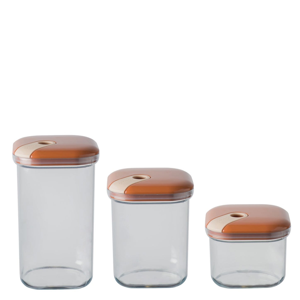 Set di 3 barattoli ermetici quadrati in plastica trasparente per alimenti con coperchio di colore terra di siena. Tre diverse capacità per conservare alimenti secchi e godere di una dispensa sempre in ordine e colorata. Lavabile in lavastoviglie max 55° Made in Italy. In negozio e online su tuttochic.live