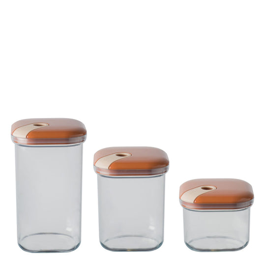 Set di 3 barattoli ermetici quadrati in plastica trasparente per alimenti con coperchio di colore terra di siena. Tre diverse capacità per conservare alimenti secchi e godere di una dispensa sempre in ordine e colorata. Lavabile in lavastoviglie max 55° Made in Italy. In negozio e online su tuttochic.live