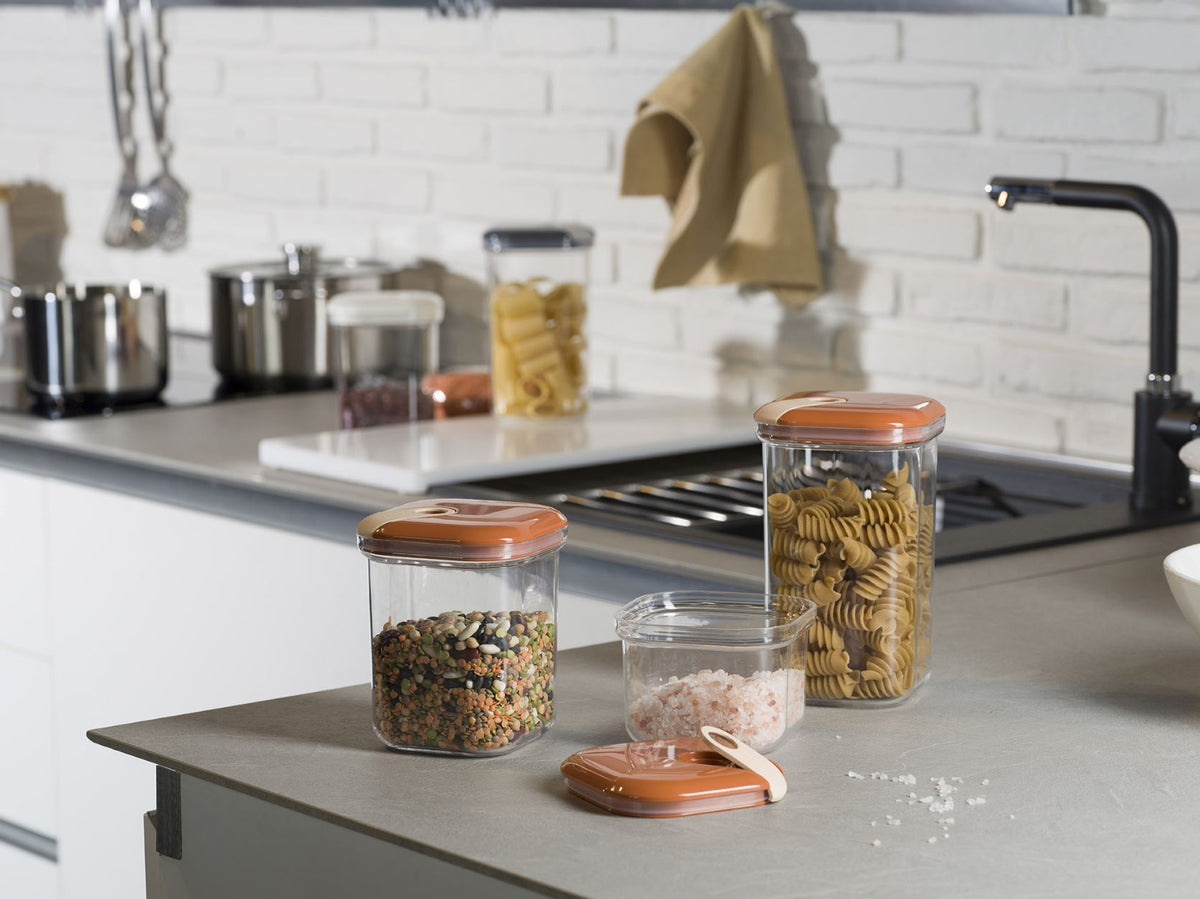 Set di 3 barattoli ermetici quadrati in plastica trasparente per alimenti con coperchio di colore terra di siena. Tre diverse capacità per conservare alimenti secchi e godere di una dispensa sempre in ordine e colorata. Lavabile in lavastoviglie max 55° Made in Italy. In negozio e online su tuttochic.live