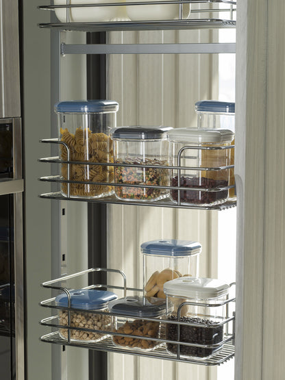 Set di 3 barattoli ermetici quadrati in plastica trasparente per alimenti con coperchio di colore avorio. Tre diverse capacità per conservare alimenti secchi e godere di una dispensa sempre in ordine e colorata. Lavabile in lavastoviglie max 55° Made in Italy. In negozio e online su tuttochic.live