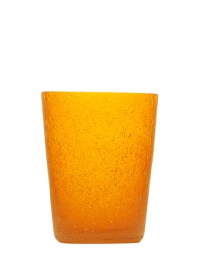 Bicchiere in vetro soffiato, colorato e lavorato a mano con effetto bollicine. Divertiti a colorare la tua tavola scegliendo il colore e la quantità da acquistare. La soffiatura fa sì che ogni bicchiere sia leggermente diverso l'uno dall'altro. Capacità cl 30. In negozio e online su tuttochic.live