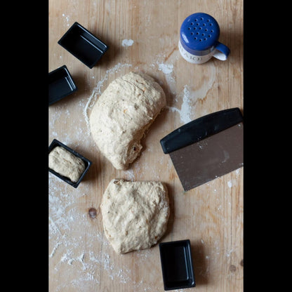 Taglia, modella e solleva facilmente l'impasto con il tagliapasta e il raschietto in acciaio inossidabile Master Class. Caratterizzato da misure metriche e imperiali incise al laser, ideale per realizzare ogni volta panini e focacce di dimensioni uniformi. Lavabile in lavastoviglie. In negozio e online su tuttochic.live