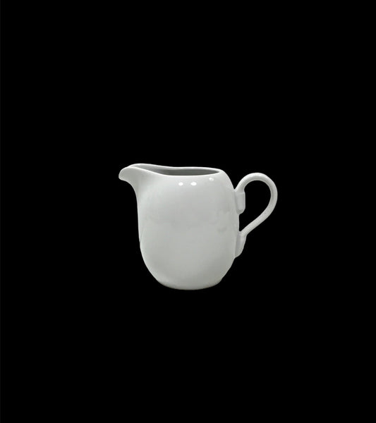 Lattiera in porcellana bianca decorata. Dimensioni e capacità: 190 cc 11,5 x 7x h 9 cm Lavabile in lavastoviglie Utilizzabile in microonde Utilizzabile in forno tradizionale. In negozio e online su tuttochic.live 