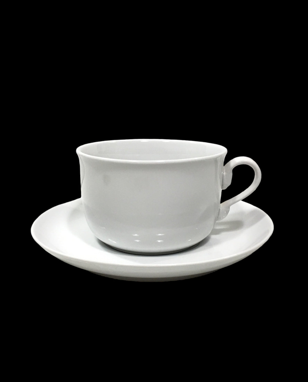 Tazza colazione con piattino in porcellana bianca liscia. Dimensioni: 460 cc; Ø 11,5 cm Utilizzabile in forno tradizionale Utilizzabile in forno a microonde Lavabile in lavastoviglie. In negozio e online su tuttochic.live 