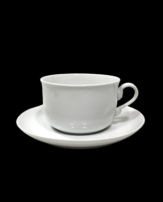 Tazza colazione con piattino in porcellana bianca liscia. Dimensioni: 460 cc; Ø 11,5 cm Utilizzabile in forno tradizionale Utilizzabile in forno a microonde Lavabile in lavastoviglie. In negozio e online su tuttochic.live 