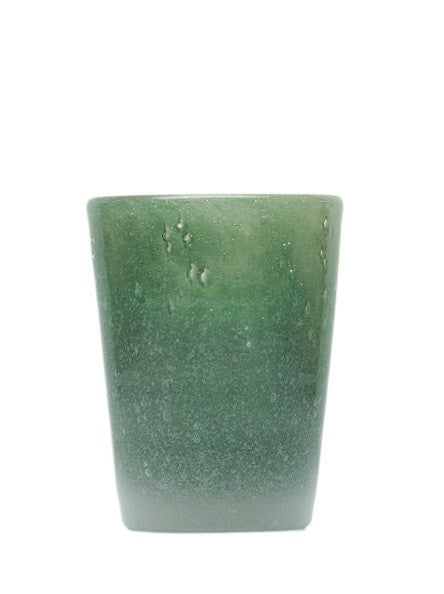 Bicchiere in vetro soffiato, colorato e lavorato a mano con effetto bollicine. Divertiti a colorare la tua tavola scegliendo il colore e la quantità da acquistare. La soffiatura fa sì che ogni bicchiere sia leggermente diverso l'uno dall'altro. Capacità cl 30. In negozio e online su tuttochic.live