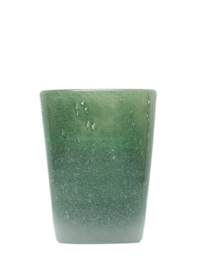 Bicchiere in vetro soffiato, colorato e lavorato a mano con effetto bollicine. Divertiti a colorare la tua tavola scegliendo il colore e la quantità da acquistare. La soffiatura fa sì che ogni bicchiere sia leggermente diverso l'uno dall'altro. Capacità cl 30. In negozio e online su tuttochic.live