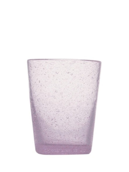 Bicchiere in vetro soffiato, colorato e lavorato a mano con effetto bollicine. Divertiti a colorare la tua tavola scegliendo il colore e la quantità da acquistare. La soffiatura fa sì che ogni bicchiere sia leggermente diverso l'uno dall'altro. Capacità cl 30. In negozio e online su tuttochic.live