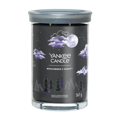 Fragranza Fresca. Una miscela inebriante e maschile ispirata alle note di muschio, patchouli, salvia e colonia di mogano.  La candela tumbler presenta un coperchio di latta satinato che si adatta alla perfezione alla base rendendolo un perfetto sottocandela. Durata 60 a 100 ore. In negozio e online su tuttochic.live