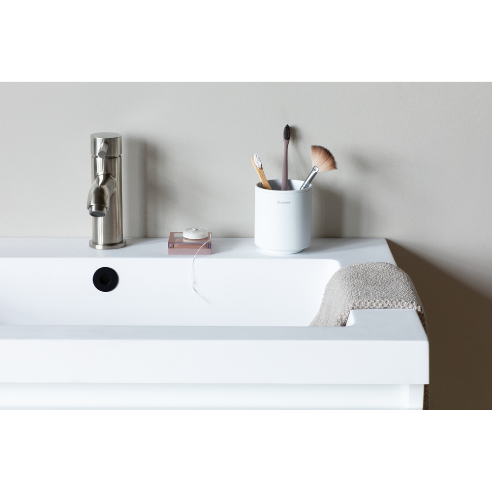 Portaspazzolini MindSet mineral fresh white di Brabantia, stabile e robusto, tiene assieme i tuoi spazzolini e il dentifricio, belli dritti, asciutti e puliti. Funziona a meraviglia anche con gli spazzolini elettrici! Peso 0.1 kg Altezza: 9,4 cm Lunghezza: 8,1 cm Larghezza: 8,1 cm. In negozio e online su tuttochic.live