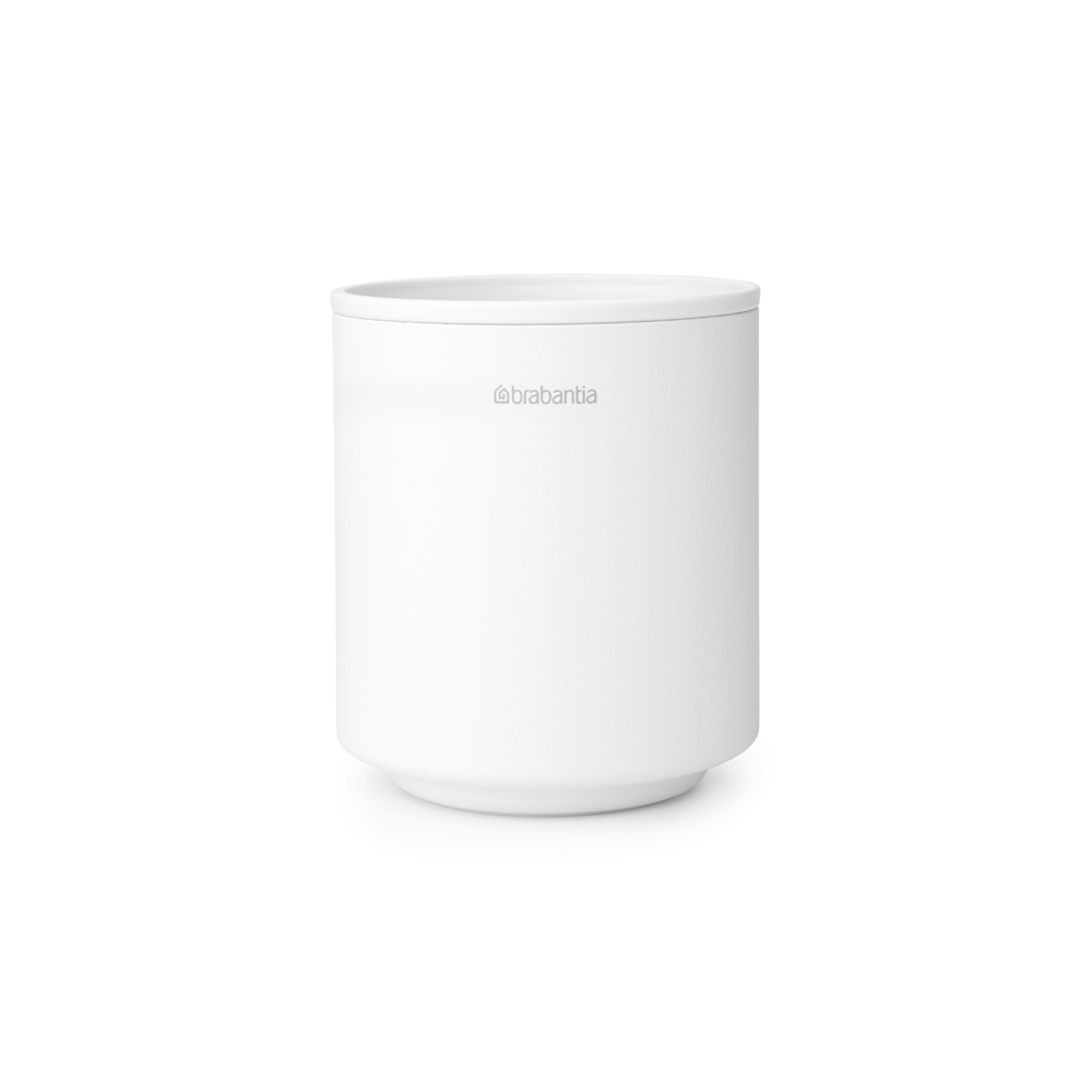 Portaspazzolini MindSet mineral fresh white di Brabantia, stabile e robusto, tiene assieme i tuoi spazzolini e il dentifricio, belli dritti, asciutti e puliti. Funziona a meraviglia anche con gli spazzolini elettrici! Peso 0.1 kg Altezza: 9,4 cm Lunghezza: 8,1 cm Larghezza: 8,1 cm. In negozio e online su tuttochic.live