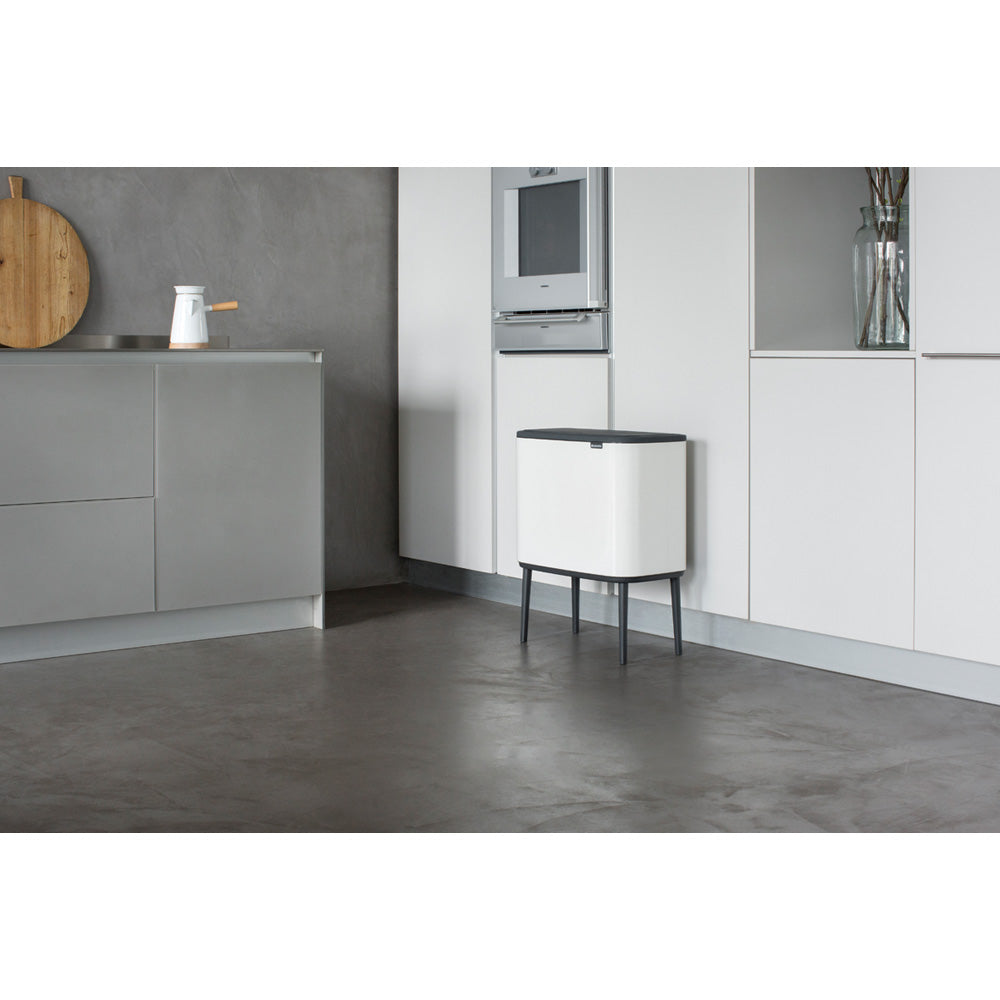La pattumiera Bo Touch Bin Brabantia 23 + 11 litri in metallo di color bianco arreda con stile. Si apre con un leggero tocco. Facile da pulire - due secchi interni in plastica rimovibili.  Dimensioni Lunghezza: 31,2 cm Larghezza : 54 cm Altezza: 68 cm Capacità: 34 litri Peso: 5,7 Kg. In negozio e online su tuttochic.live
