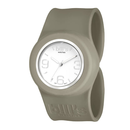 Orologio da polso da 34 mm di diametro, impermeabile e unisex. Questa collezione reinventa l'uso dell'orologio in silicone con chiusura “Slap”. I suoi braccialetti intercambiabili portano a un numero infinito di combinazioni. 