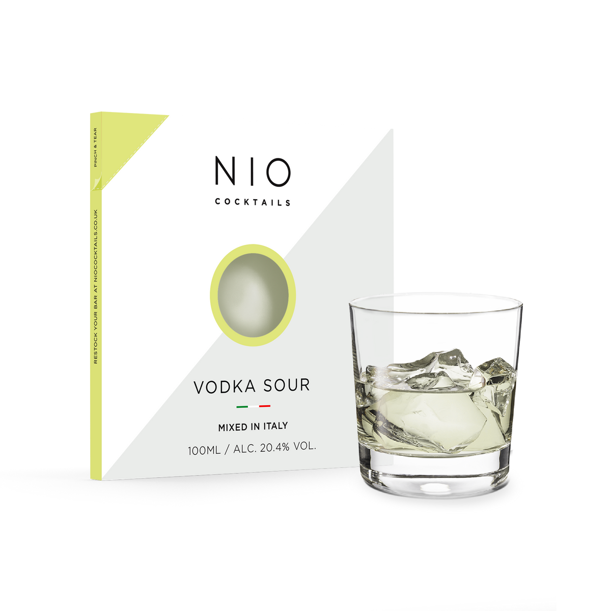 Cocktail Vodka Sour Una miscela rinfrescante di lime piccante, sciroppo di zucchero e Ketel One Vodka. I cocktail NIO sono creati su ricetta di Patrick Pistolesi, miscelati artigianalmente in Italia con i migliori spirit al mondo e confezionati in packaging 100% riciclabile. In negozio e online su tuttochic.live