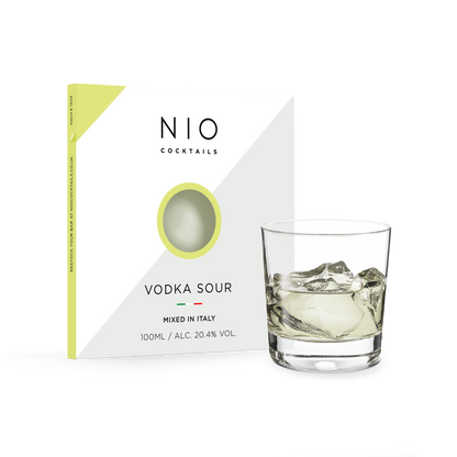 Cocktail Vodka Sour Una miscela rinfrescante di lime piccante, sciroppo di zucchero e Ketel One Vodka. I cocktail NIO sono creati su ricetta di Patrick Pistolesi, miscelati artigianalmente in Italia con i migliori spirit al mondo e confezionati in packaging 100% riciclabile. In negozio e online su tuttochic.live