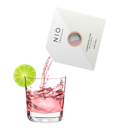 Cocktail Cosmopolitan Un classico moderno con Ketel One, arancia dolce-piccante di Cointreau, mirtillo rosso e lime. I cocktail NIO sono creati su ricetta di Patrick Pistolesi, miscelati artigianalmente in Italia e confezionati in packaging di design 100% riciclabile. In negozio e online su tuttochic.live
