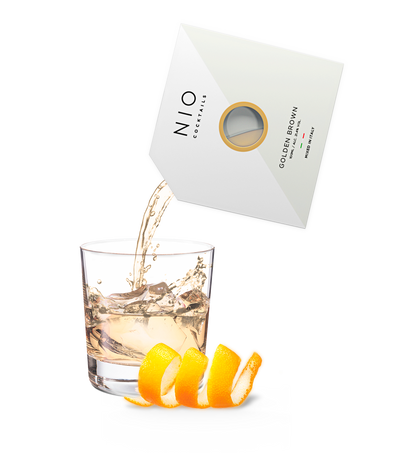 Cocktail Golden Brown Una bevanda da sera elegante e aromatica ricca di bourbon Bulleit, caffè e vaniglia. I cocktail NIO sono creati su ricetta di Patrick Pistolesi, miscelati artigianalmente in Italia con i migliori spirit e confezionati in packaging di design 100% riciclabile. In negozio e online su tuttochic.live