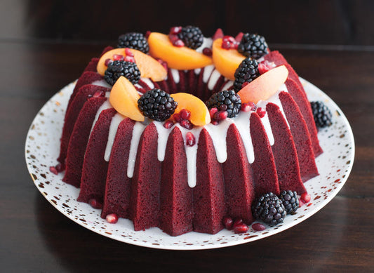 Stampo per Bundt Brilliance della serie premier gold collection. Una forma audace e radiosa che è così facile da affettare. È geniale!  Rivestimento interno antiaderente.  Consigliabile il lavaggio a mano con un detergente delicato. Adatto al forno fino a 205°. In negozio e online su tuttochic.live