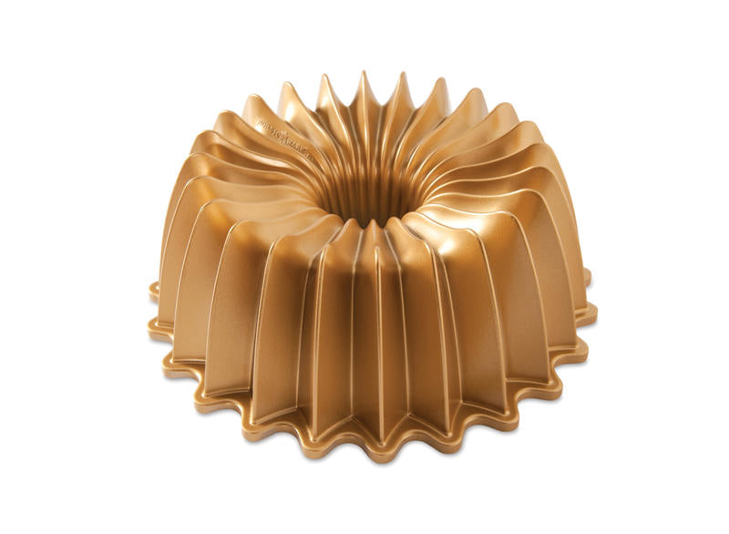 Stampo per Bundt Brilliance della serie premier gold collection. Una forma audace e radiosa che è così facile da affettare. È geniale!  Rivestimento interno antiaderente.  Consigliabile il lavaggio a mano con un detergente delicato. Adatto al forno fino a 205°. In negozio e online su tuttochic.live