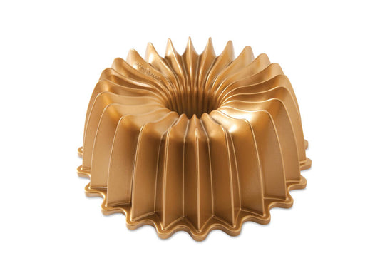 Stampo per Bundt Brilliance della serie premier gold collection. Una forma audace e radiosa che è così facile da affettare. È geniale!  Rivestimento interno antiaderente.  Consigliabile il lavaggio a mano con un detergente delicato. Adatto al forno fino a 205°. In negozio e online su tuttochic.live