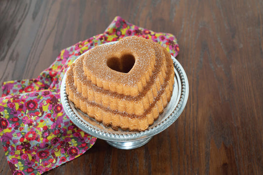 Stampo per Bundt Tiered Heart della serie Spring & Summer Collection Fare una ciambella a forma di cuore molto speciale con questa bella teglia a più livelli. In negozio e online su tuttochic.live