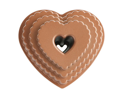 Stampo per Bundt Tiered Heart della serie Spring & Summer Collection Fare una ciambella a forma di cuore molto speciale con questa bella teglia a più livelli. In negozio e online su tuttochic.live