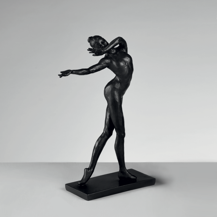 Statua di ballerina in resina di colore nero. Dimensione: cm 19 x 8,5 x 29,5 h. In negozio e online su tuttochic.live
