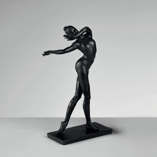 Statua di ballerina in resina di colore nero. Dimensione: cm 19 x 8,5 x 29,5 h. In negozio e online su tuttochic.live
