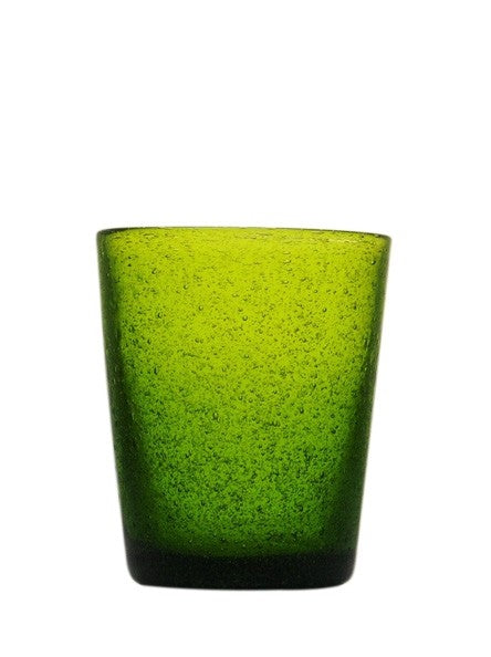 Bicchiere in vetro soffiato, colorato e lavorato a mano con effetto bollicine. Divertiti a colorare la tua tavola scegliendo il colore e la quantità da acquistare. La soffiatura fa sì che ogni bicchiere sia leggermente diverso l'uno dall'altro. Capacità cl 30. In negozio e online su tuttochic.live
