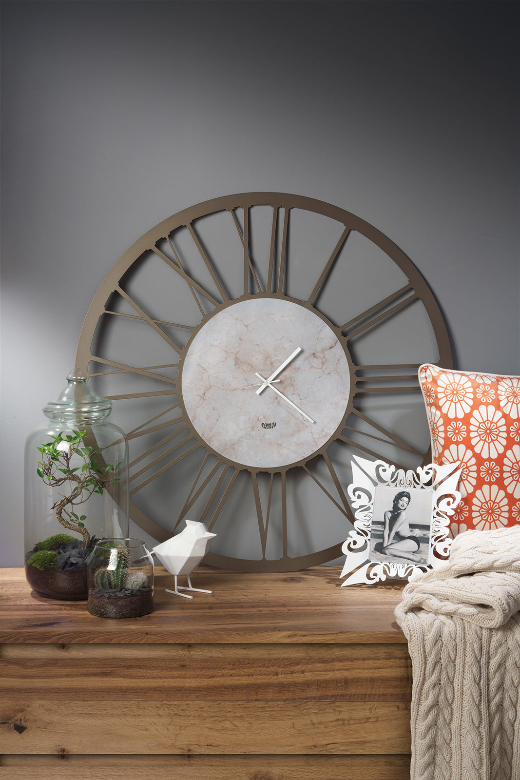 L’Orologio da parete in metallo di colore bronzo classico marmo è la nuova versione con quadrante effetto marmo dell’orologio Big, pensato per riempire tutti i tipi di ambiente, loft e open space che hanno bisogno di un elemento di forte carattere stilistico. Dimensione:  Ø 90 cm. In negozio e online su tuttochic.live
