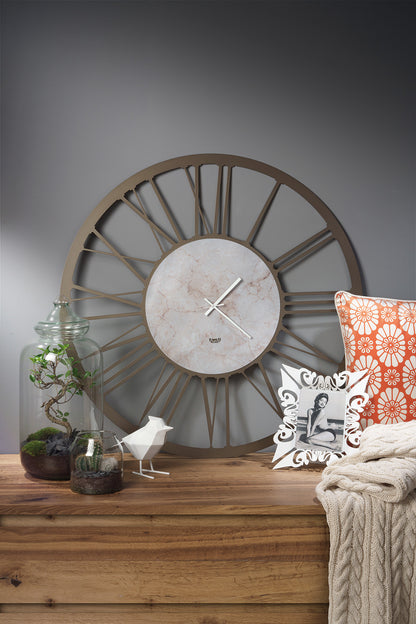 L’Orologio da parete in metallo di colore bronzo classico marmo è la nuova versione con quadrante effetto marmo dell’orologio Big, pensato per riempire tutti i tipi di ambiente, loft e open space che hanno bisogno di un elemento di forte carattere stilistico. Dimensione:  Ø 90 cm. In negozio e online su tuttochic.live