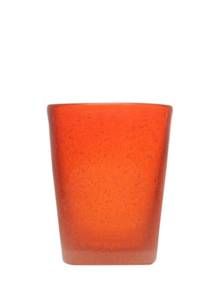 Bicchiere in vetro soffiato, colorato e lavorato a mano con effetto bollicine. Divertiti a colorare la tua tavola scegliendo il colore e la quantità da acquistare. La soffiatura fa sì che ogni bicchiere sia leggermente diverso l'uno dall'altro. Capacità cl 30. In negozio e online su tuttochic.live