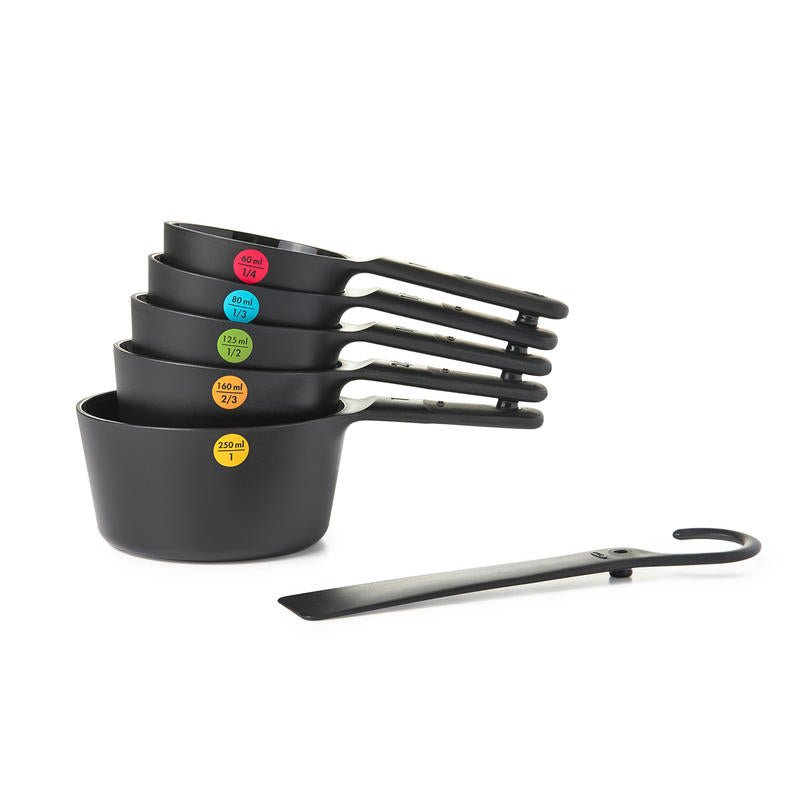 Set composto da 6 misurini nelle seguenti capacità: 60 ml, 80 ml, 125 ml, 160 ml, 250 ml. • Gancio estraibile per appenderli tutti insieme in modo ordinato.• Materiale: plastica• Lavabile in lavastoviglie. In negozio e online su tuttochic.live