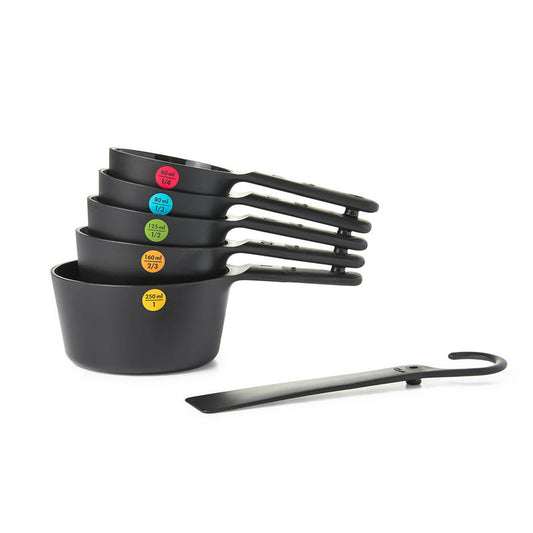 Set composto da 6 misurini nelle seguenti capacità: 60 ml, 80 ml, 125 ml, 160 ml, 250 ml. • Gancio estraibile per appenderli tutti insieme in modo ordinato.• Materiale: plastica• Lavabile in lavastoviglie. In negozio e online su tuttochic.live