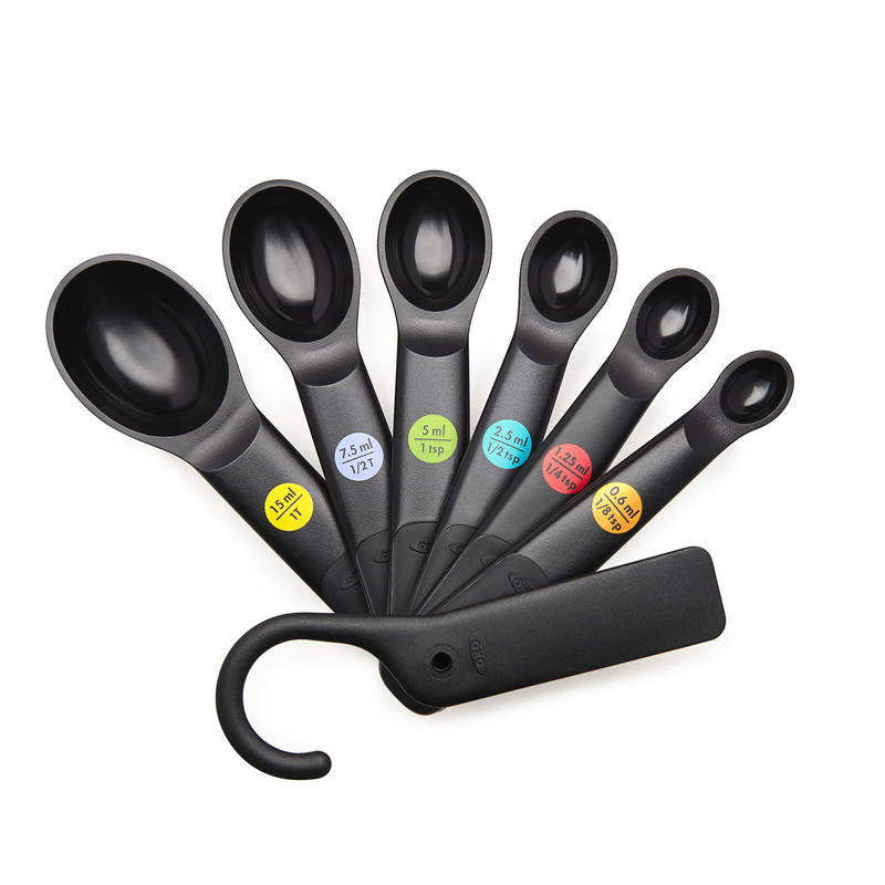 Set composto da 7 misurini nelle seguenti capacità: 0.6 ml, 1.25 ml, 2.5 ml, 5 ml, 7.5 ml, 15 ml. • Gancio estraibile per appenderli tutti insieme in modo ordinato• Materiale: plastica BPA free• Lavabile in lavastoviglie. In negozio e online su tuttochic.live