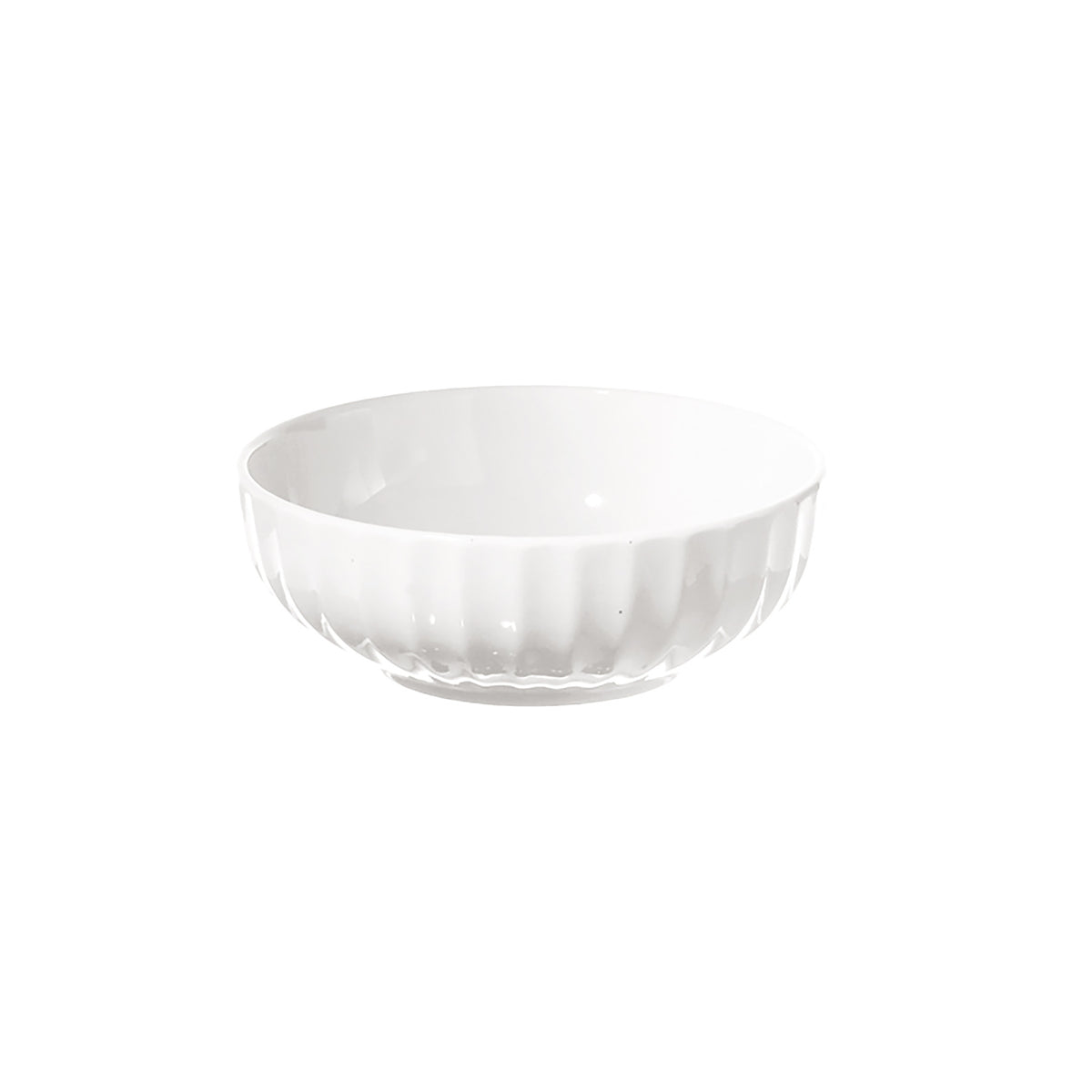 Insalatiera in porcellana bianca a coste. Dimensioni: diametro 30 cm altezza 10,5 cm Fascino rétro: le più classiche scodelle della nonna con i tipici bordi scanalati. Utilizzabile in forno tradizionale Utilizzabile in forno a microonde Lavabile in lavastoviglie. In negozio e online su tuttochic.live