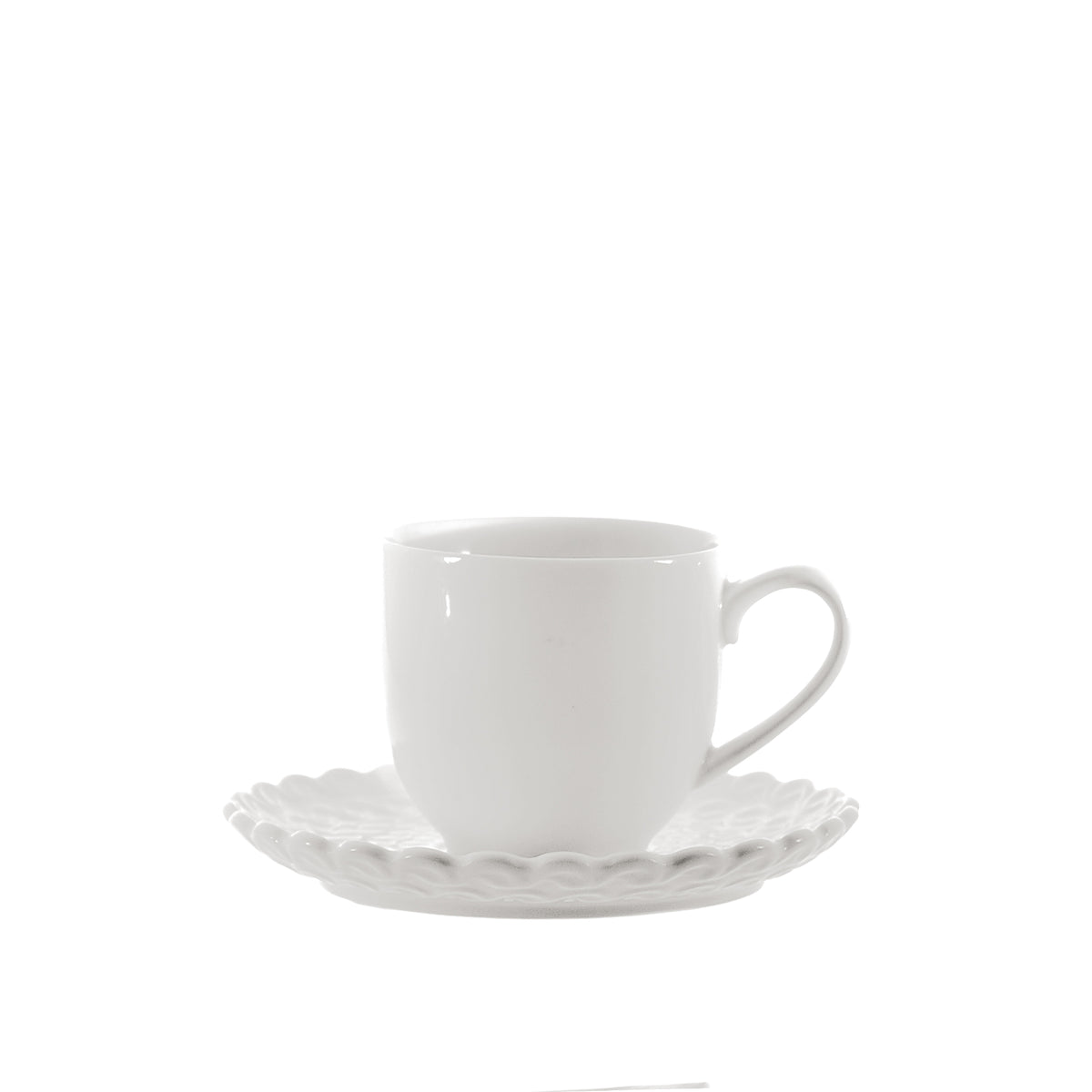 Set di 6 tazzine caffè con piattino in porcellana bianca. Bordi smerlati su piatti, vassoi, piattini, bowl della linea Momenti, per dare un tocco di eleganza ad ogni apparecchiatura. Dimensioni: 85 cc; 5,5x5,5xh5,5 cm Utilizzabile in forno tradizionale, microonde e lavastoviglie. In negozio e online su tuttochic.live