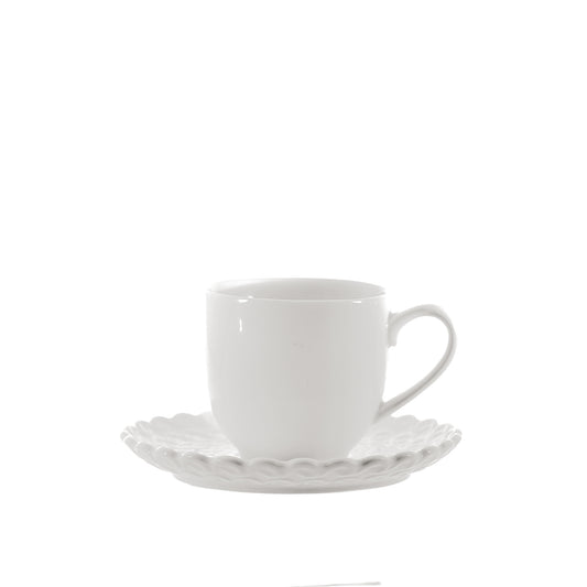 Set di 6 tazzine caffè con piattino in porcellana bianca. Bordi smerlati su piatti, vassoi, piattini, bowl della linea Momenti, per dare un tocco di eleganza ad ogni apparecchiatura. Dimensioni: 85 cc; 5,5x5,5xh5,5 cm Utilizzabile in forno tradizionale, microonde e lavastoviglie. In negozio e online su tuttochic.live