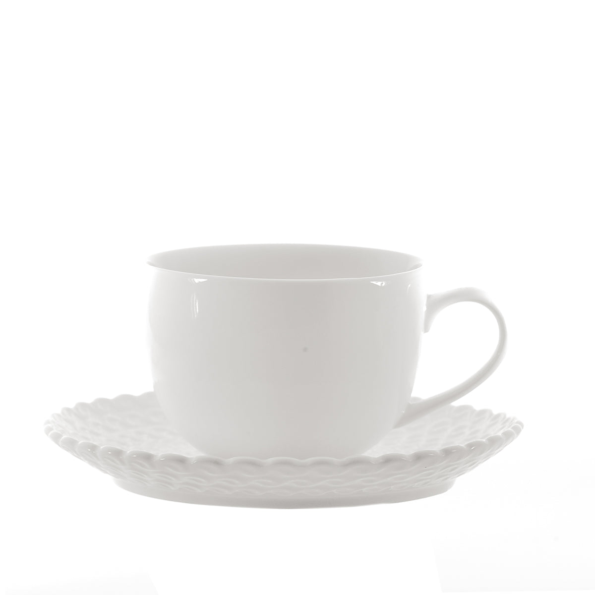 Set di 6 tazze tè con piattino in porcellana bianca. Bordi smerlati su piatti, vassoi, piattini, bowl della linea Momenti, per dare un tocco di eleganza ad ogni apparecchiatura. In negozio e online su tuttochic.live