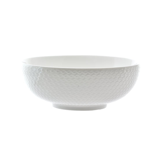 Insalatiera in porcellana bianca. Dimensioni: Ø 22; h12,5 cm Bordi smerlati su piatti, vassoi, piattini, bowl della linea Momenti, per dare un tocco di eleganza ad ogni apparecchiatura. Utilizzabile in forno tradizionale Utilizzabile in forno a microonde Lavabile in lavastoviglie. In negozio e online su tuttochic.live