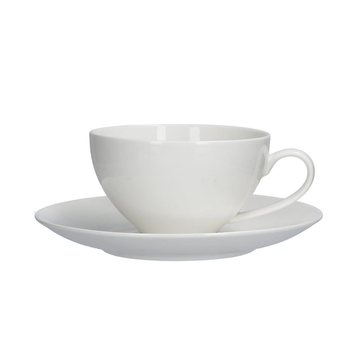 Tazza colazione con piattino in porcellana bianca, capacità 350 cc. Less is more: sono iperminimal le linee di Essenziale, set tavola in Bone China dalle forme morbide, perfetto per ogni occasione. Lavabile in lavastoviglie Utilizzabile in microonde Utilizzabile in forno tradizionale