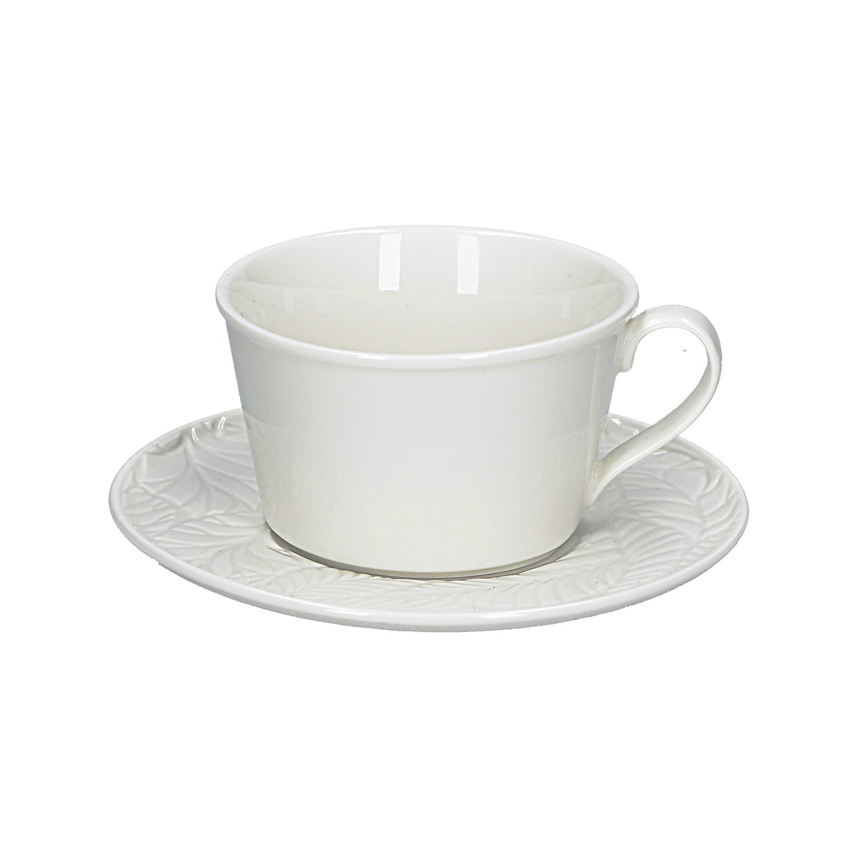 Set di 6 tazze da tè con piattino in porcellana bianca. Capacità: 180 cc Dimensioni con piattino: cm ø 15 x 6,5 h Lavabile in lavastoviglie Utilizzabile in microonde Utilizzabile in forno tradizionale. In negozio e online su tuttochic.live