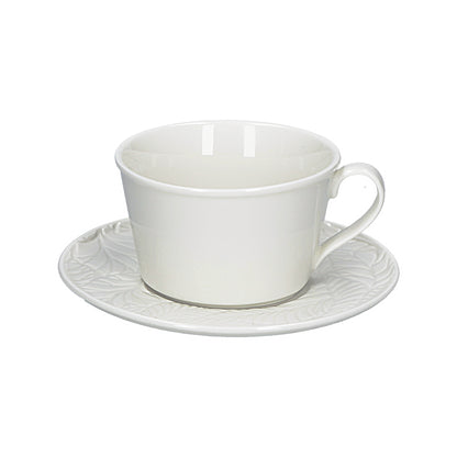 Set di 6 tazze da tè con piattino in porcellana bianca. Capacità: 180 cc Dimensioni con piattino: cm ø 15 x 6,5 h Lavabile in lavastoviglie Utilizzabile in microonde Utilizzabile in forno tradizionale. In negozio e online su tuttochic.live