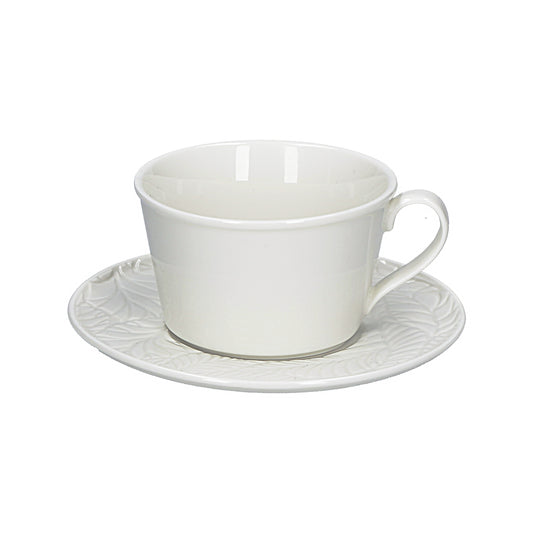 Set di 6 tazze da tè con piattino in porcellana bianca. Capacità: 180 cc Dimensioni con piattino: cm ø 15 x 6,5 h Lavabile in lavastoviglie Utilizzabile in microonde Utilizzabile in forno tradizionale. In negozio e online su tuttochic.live