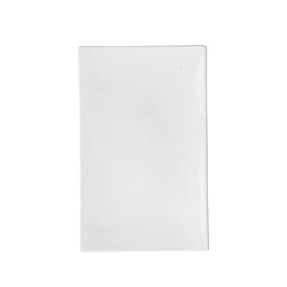 Piatto rettangolare in porcellana bianca. Linea Gourmet Quando il design incontra il food, la linearità diventa la massima espressione dell’eleganza in tavola. Dimensioni: cm 28 x 17 x h2,7. Utilizzabile in forno a microonde Lavabile in lavastoviglie. In negozio e online su tuttochic.live