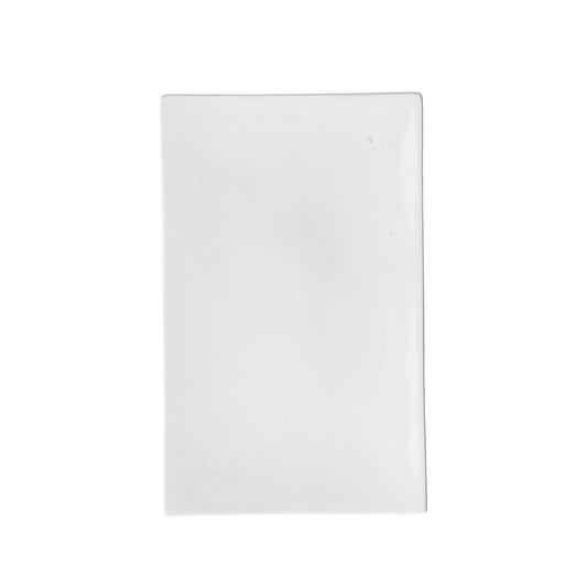 Piatto rettangolare in porcellana bianca. Linea Gourmet Quando il design incontra il food, la linearità diventa la massima espressione dell’eleganza in tavola. Dimensioni: cm 28 x 17 x h2,7. Utilizzabile in forno a microonde Lavabile in lavastoviglie. In negozio e online su tuttochic.live
