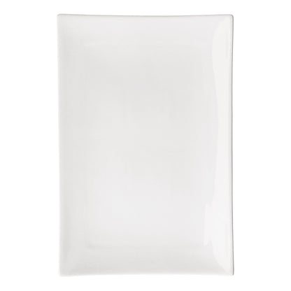 Piatto rettangolare in porcellana bianca. Linea Gourmet Quando il design incontra il food, la linearità diventa la massima espressione dell’eleganza in tavola. Dimensioni: cm 35 x 23 x h 2,4 Utilizzabile in forno a microonde Lavabile in lavastoviglie. In negozio e online su tuttochic.live