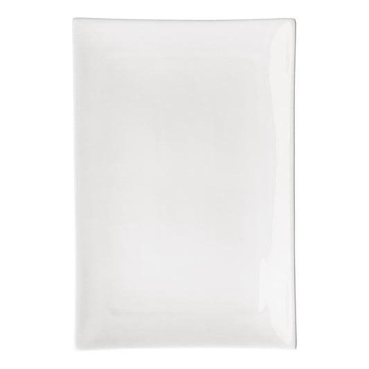 Piatto rettangolare in porcellana bianca. Linea Gourmet Quando il design incontra il food, la linearità diventa la massima espressione dell’eleganza in tavola. Dimensioni: cm 35 x 23 x h 2,4 Utilizzabile in forno a microonde Lavabile in lavastoviglie. In negozio e online su tuttochic.live