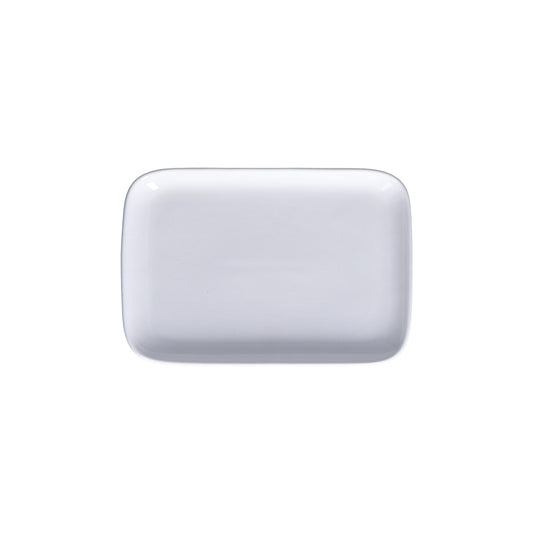 Piattino rettangolare in porcellana bianca. Linea Essenziale New Age Quando il design incontra il food, la linearità diventa la massima espressione dell’eleganza in tavola. Dimensioni: cm 22 X 15 X 2,1 h Utilizzabile in forno a microonde e tradizionale Lavabile in lavastoviglie. In negozio e online su tuttochic.live